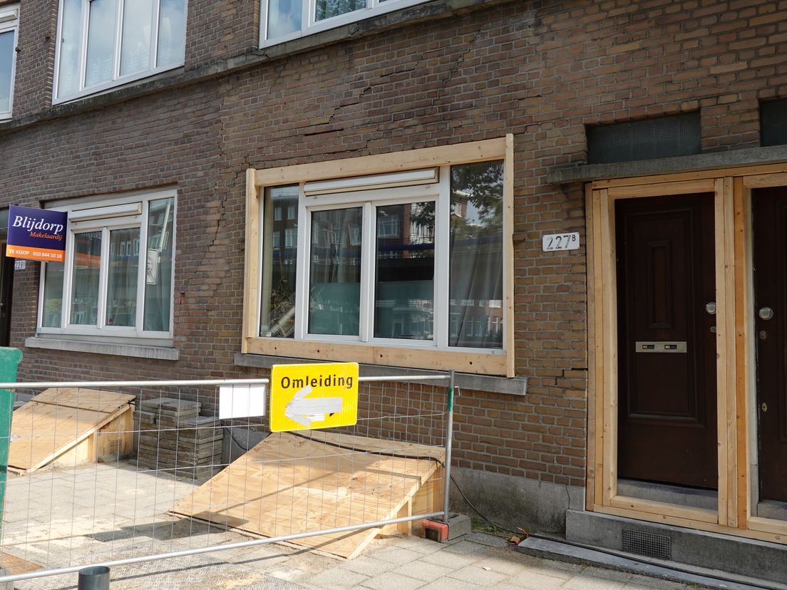 Diepe scheuren in gevel Schieweg in Rotterdam-Noord