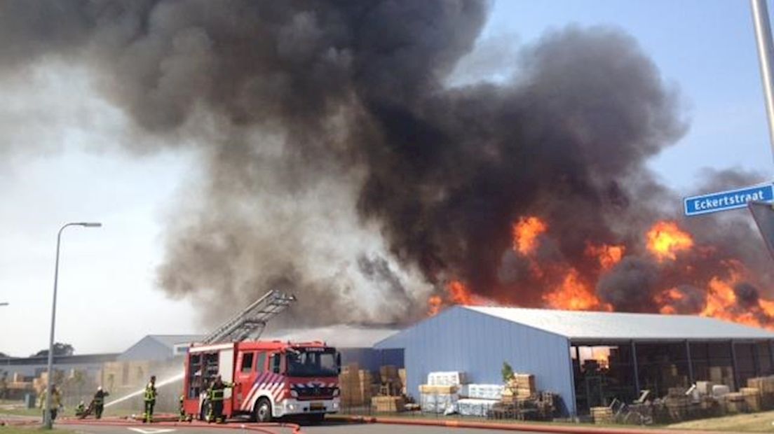 Grote brand bij Kloek Pallets Kampen