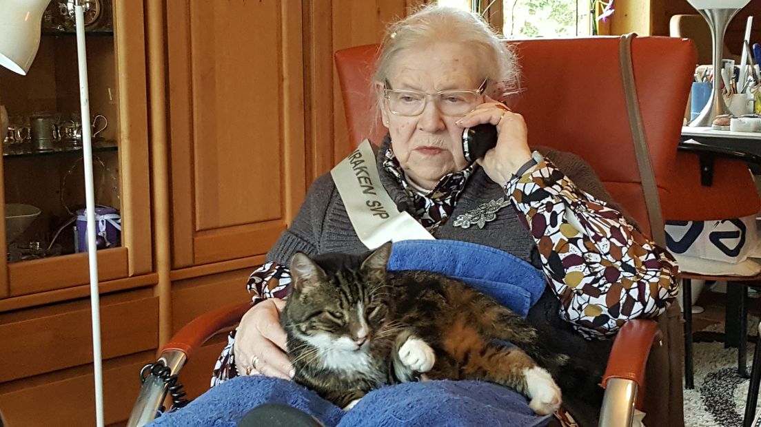 Heerlijk achteroverleunend in een luie stoel, kat op schoot en luisteren naar een verhaal van Annie M.G. Schmidt. De 87-jarige mevrouw Fokkens uit Ruurlo wordt sinds kort iedere maandag voorgelezen door de telefoon.