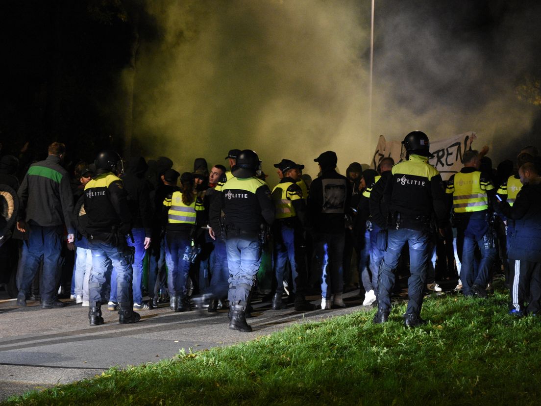 Feyenoordfans hebben zondagavond de bus met Feyenoordspelers en staf bestormd.