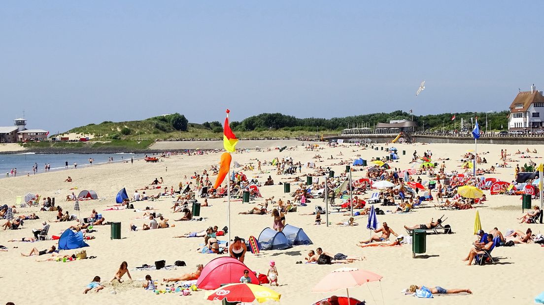 Alsof het al hartje zomer is op het badstrand van Vlissingen.