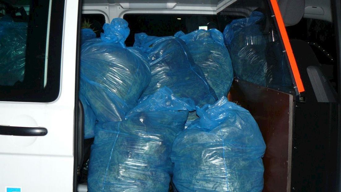 De politie heeft een hennepkwekerij met 400 planten ontmanteld