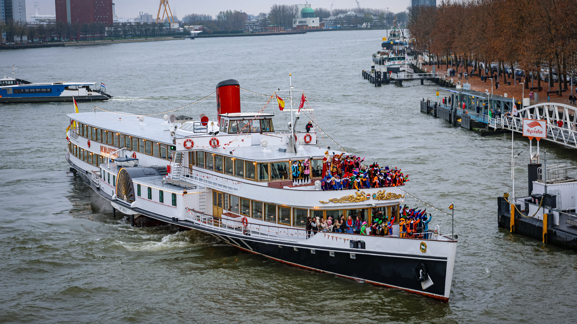 Net als vorig jaar kwam Sinterklaas aan met raderstoomboot ‘De Majesteit’.