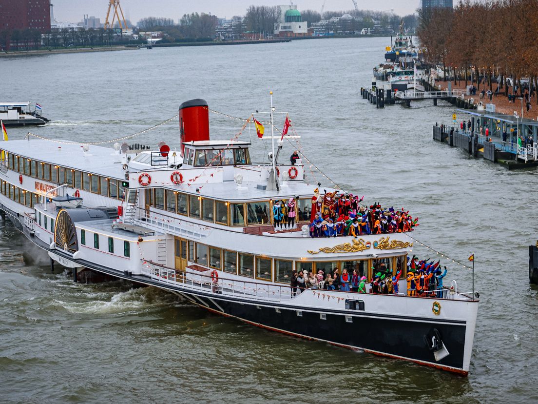 Net als vorig jaar kwam Sinterklaas aan met raderstoomboot ‘De Majesteit’.