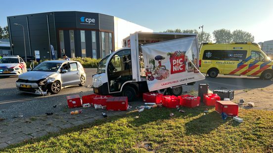 112 Nieuws: Boodschappen op straat na botsing in Deventer | Camperbrand in Glanerbrug. 112 Nieuws: Boodschappen op straat na botsing in Deventer | Camperbrand in Glanerbrug.