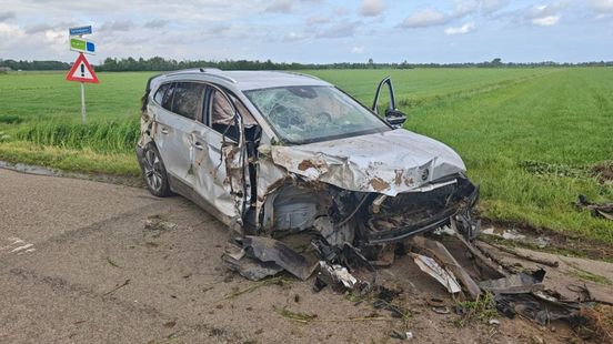 Auto raakt van de weg en slaat over de kop, bestuurder gewond