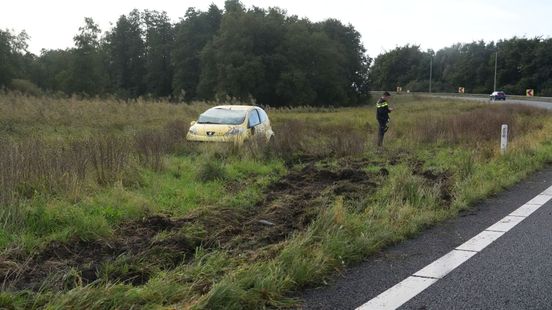 Foto: Vierde keer deze week dat hier een auto uit de bocht vliegt