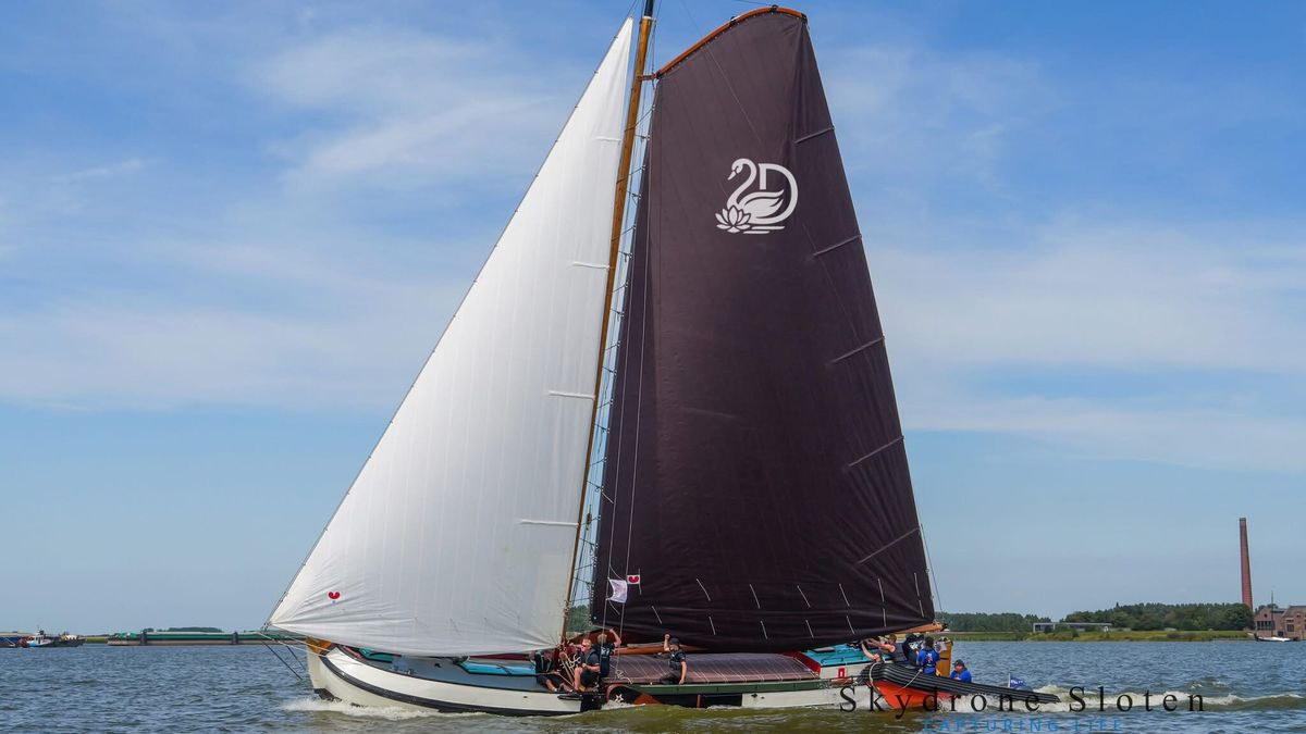 Skûtsje 'de Swanneblom' komt weer thuis in Drachten