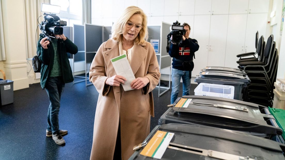 Sigrid Kaag (D66) stemt in een wijkcentrum in Den Haag