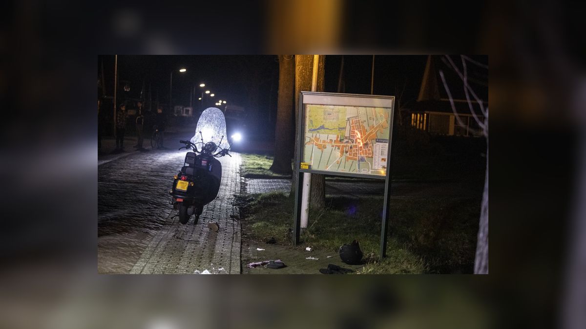Scooterrijder klapt op verkeersbord en raakt zwaargewond in Oudega
