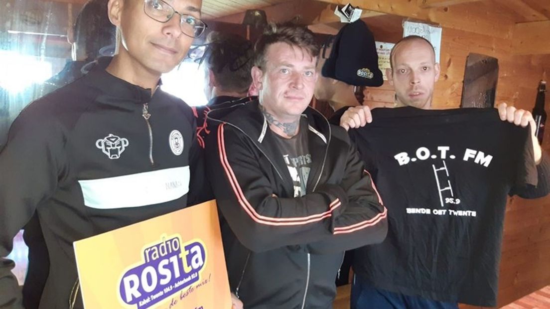 Drie van de vier leden van de Bende Oet Twente, die zonder dat ze het wisten een legaal radiostation kochten.