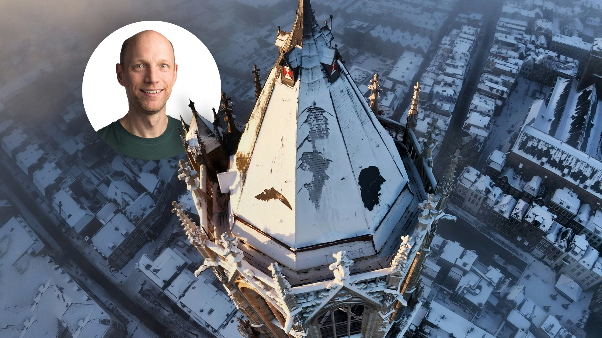 Domtoren schittert in sneeuw op dronebeelden