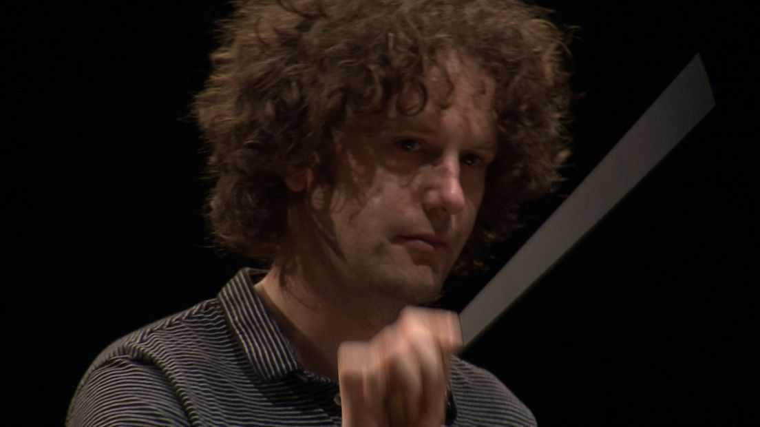 Chef dirigent Nicholas Collon tijdens een repetitie van het Residentie Orkest 