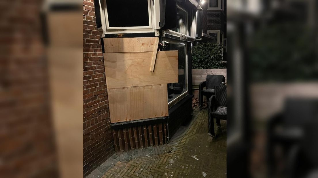 Bij De Stadstuin werd de ruit na de vernieling met houten platen afgedekt