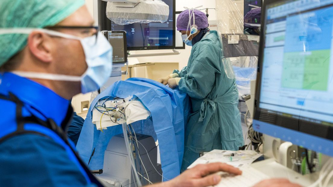Kindercardioloog voert in LUMC een hartkatheterisatie uit bij een kind