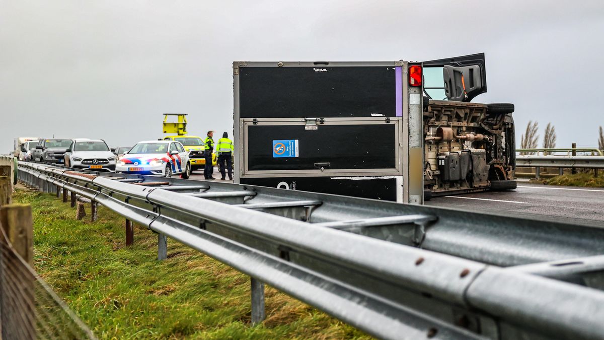 Stormschade in Fryslân: bus waait van de weg en A7 poos dicht door gekantelde vrachtwagen