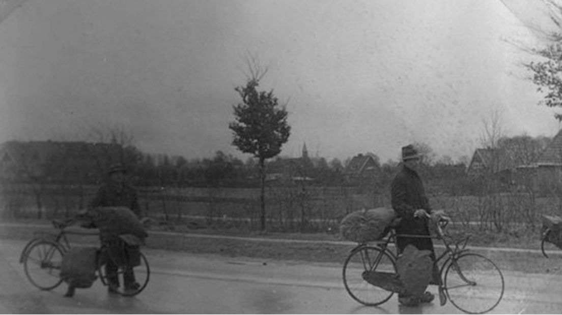 Hongertocht op de weg van Amersfoort naar Zwolle, januari of februari 1945.
