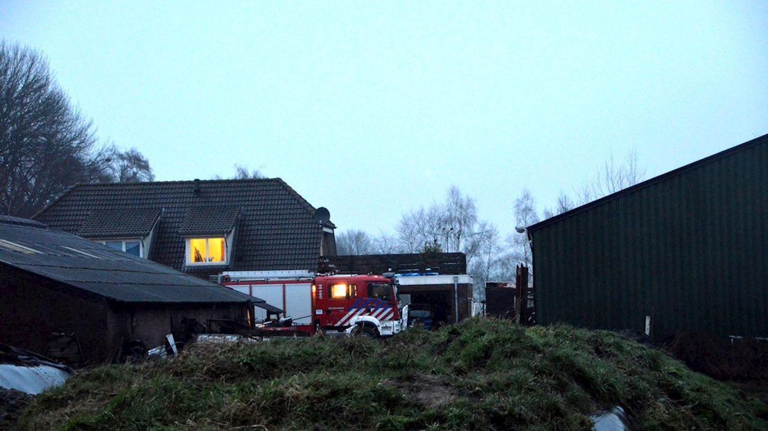 Brandweer bezig met redding dier op boerderij in Wierden