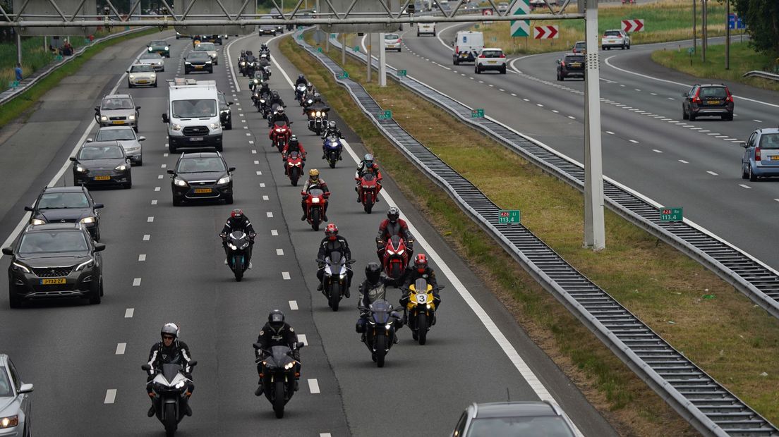 Motorrijders op weg naar huis na de TT in Assen