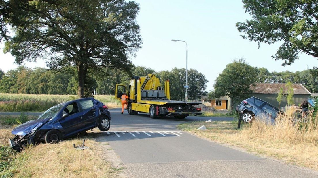 Twee auto's in de sloot