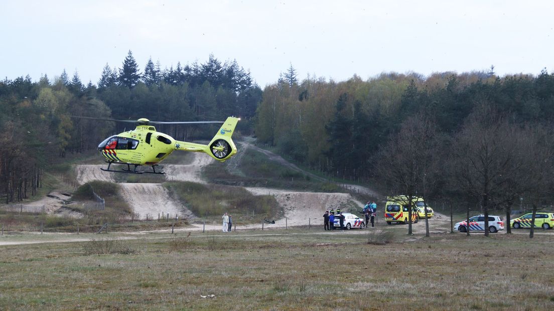 De traumahelikopter kon landen in een naastgelegen grasveld.