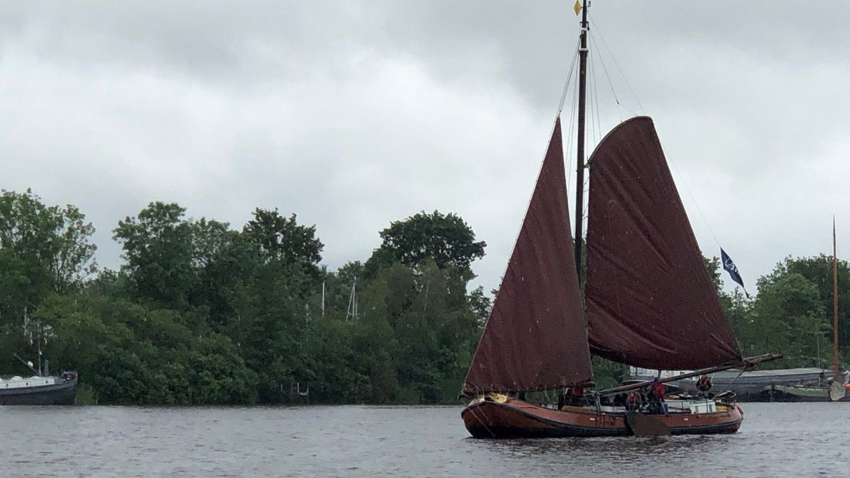 Grote schoolreisjes weer wat mogelijk: Amsterdammers skûtsjesilen in Earnewâld