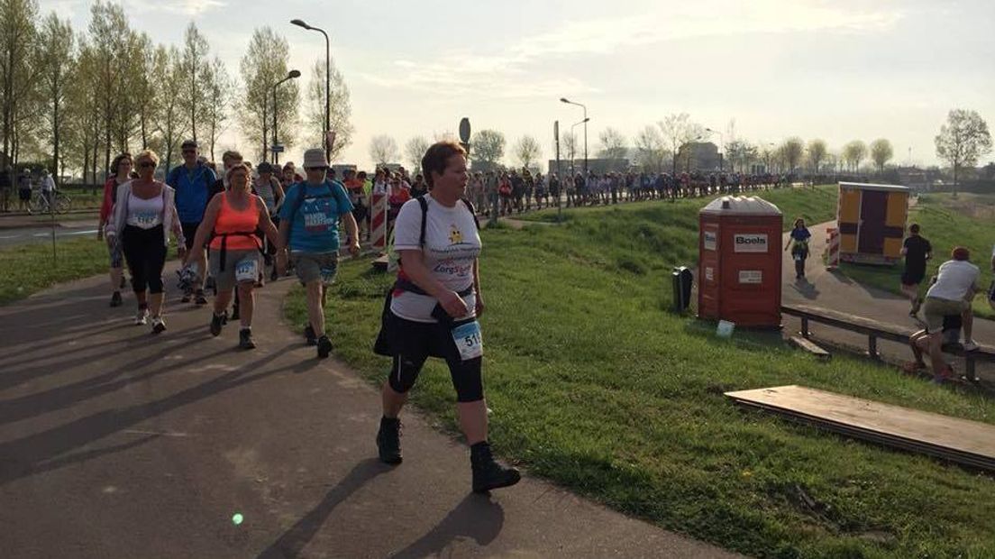 Deelnemers aan de Wandelmarathon Zeeuws-Vlaanderen bij de Otheense Kreek