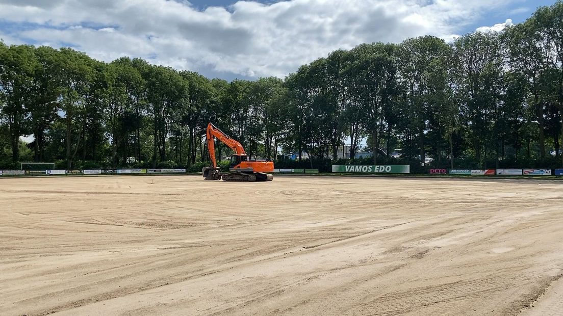 Het kunstgrasveld in aanbouw op het sportpark