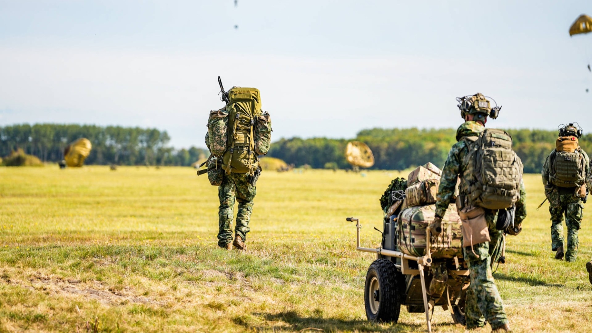 Militairen bepakt en bezakt