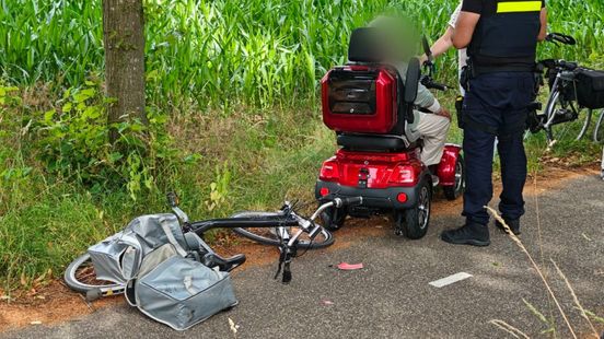 Fietser gewond na botsing met scootmobiel op smal fietspad in Winterswijk