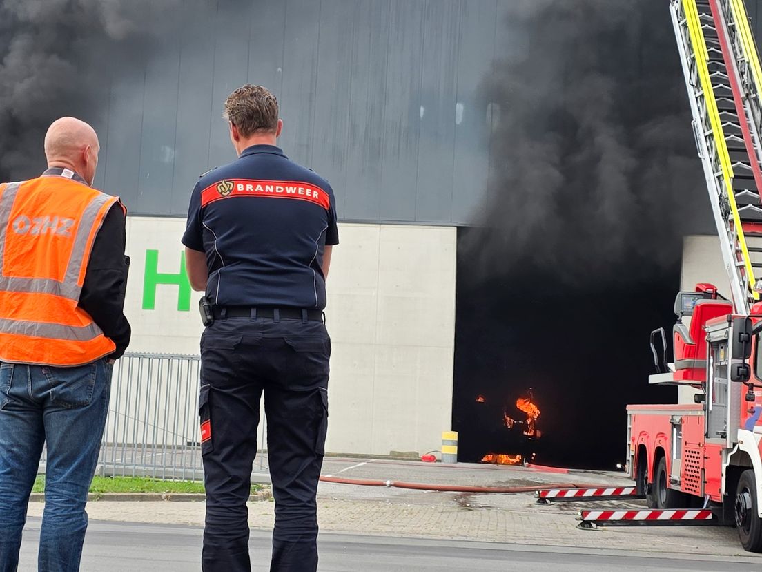 De brand is in een shovel in de loods begonnen