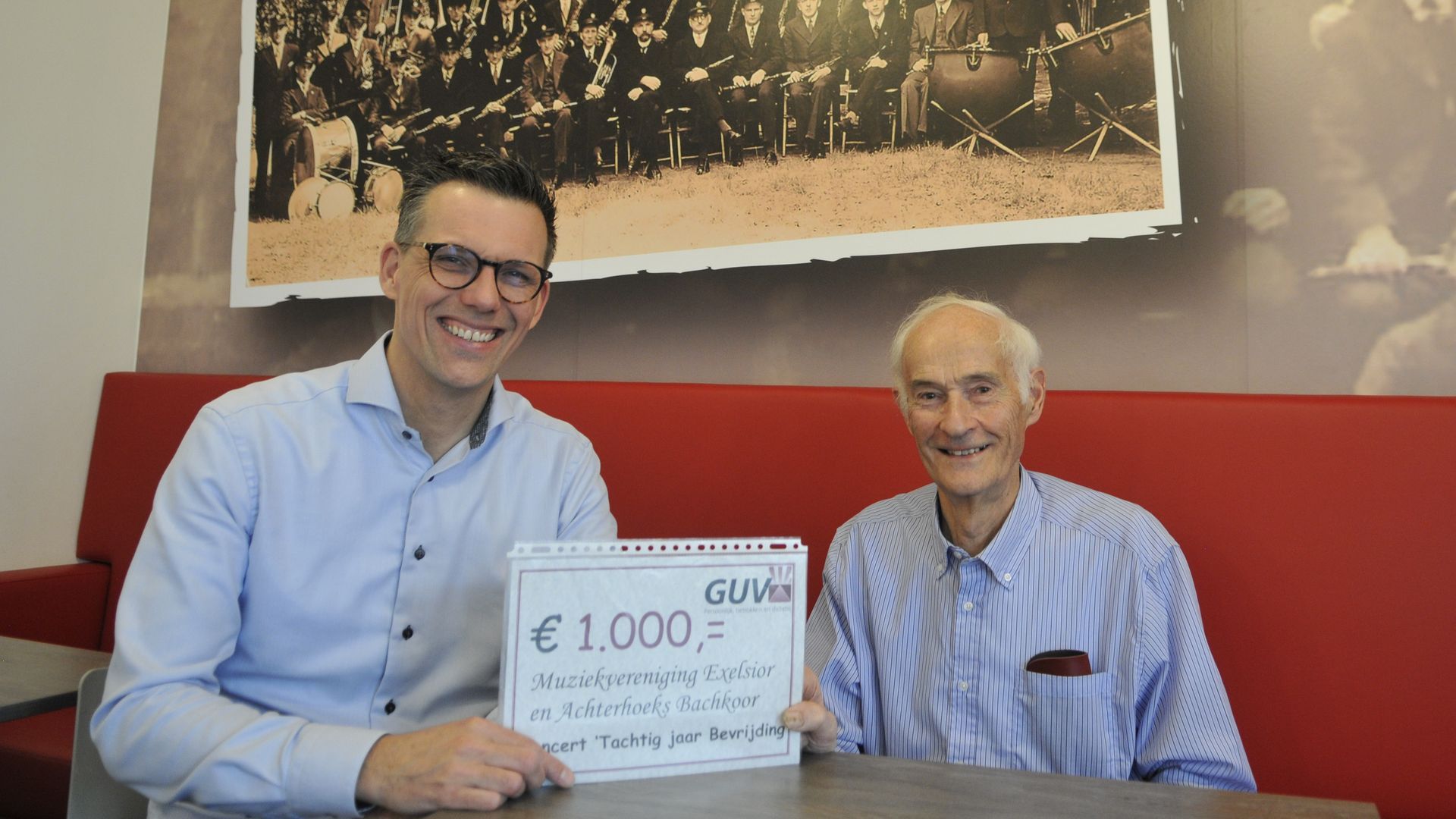 De overhandiging van de cheque in de kantine van Muziekvereniging Excelsior Winterswijk. V.l.n.r. Danny Oonk en Wim Abbink.