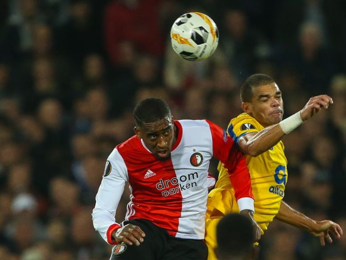 Fer in duel met Pepe tijdens Feyenoord-Porto