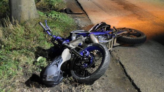 Bromfietser (16) ernstig gewond na botsing met auto