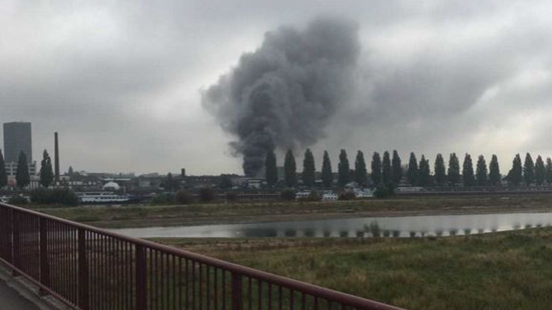 Vanaf de John Frostbrug is de rookpluim goed te zien.