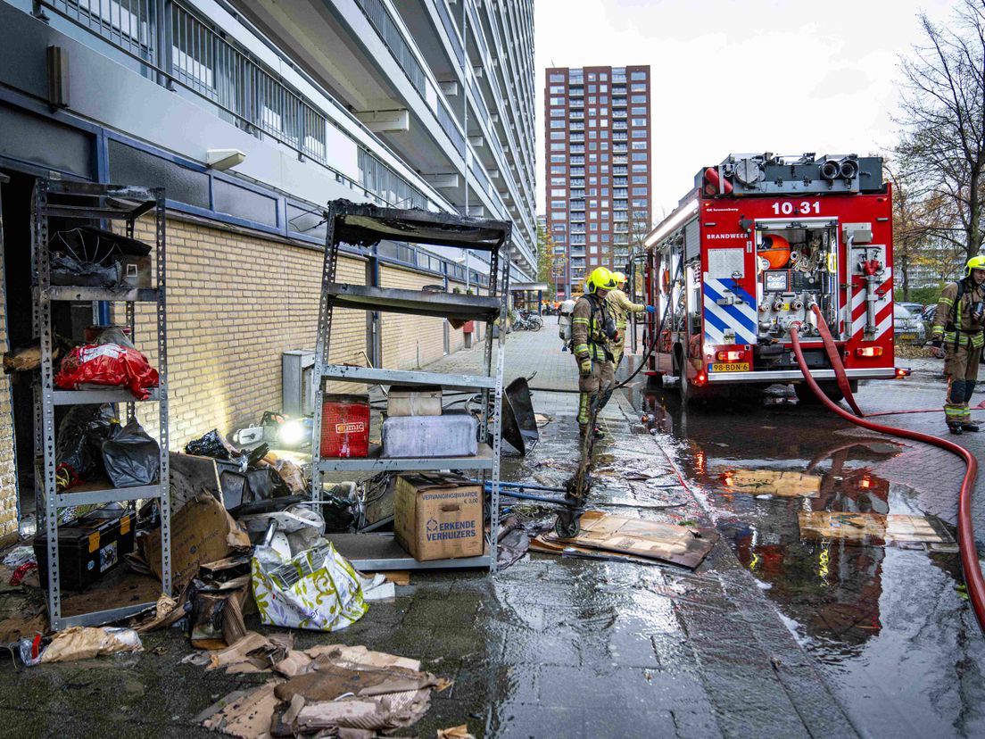 Grote brand in kelderbox aan de Eliotplaats in Rotterdam