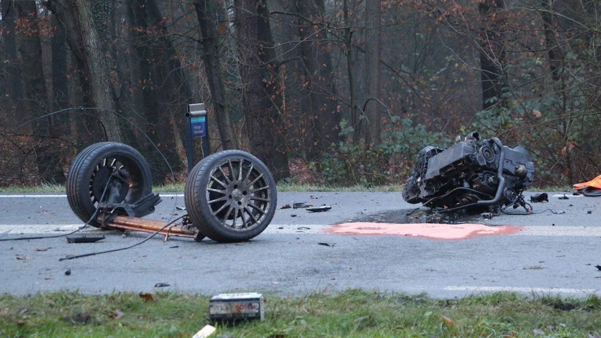 N343 bij Fleringen afgesloten na ernstig ongeluk, achteras en motorblok op de weg