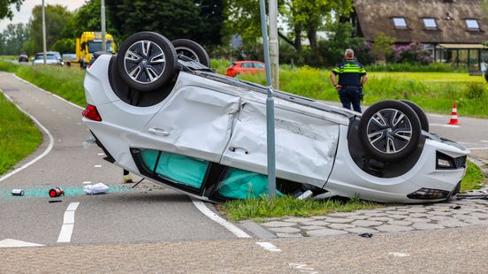 Auto belandt op zijn kop na aanrijding Home
