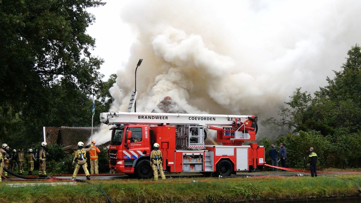 Brand in rietgedekte woonboerderij Oosterhesselen