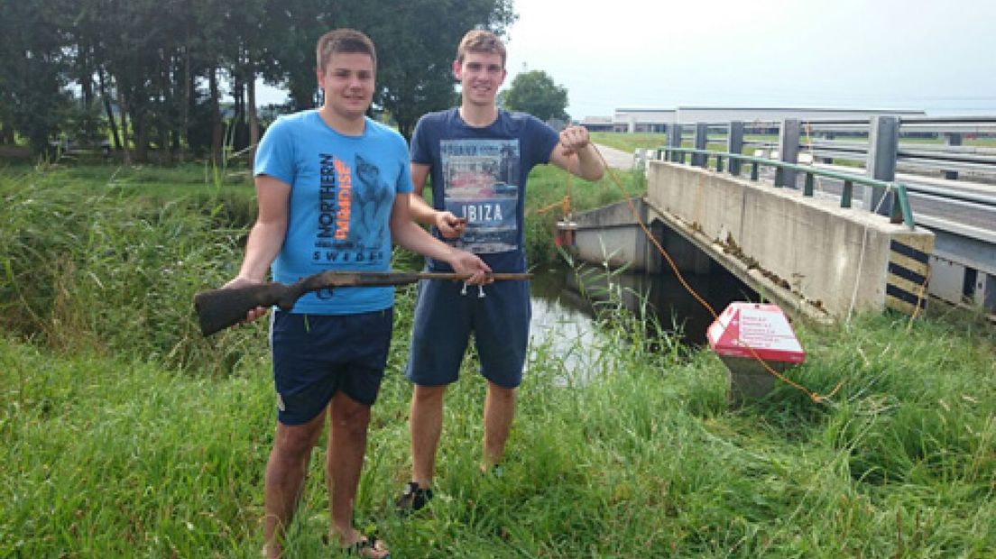 Drie zogenoemde magneetvissers hebben zaterdag een jachtgeweer opgevist in de Grote Wetering aan de Plakkenweg in Heerde.De drie jongelui gebruiken Magnetar magneten, die een trekkracht van 200 en 300 kilo hebben.Eerst werden kogels gevonden en vervolgens het jachtgeweer.
