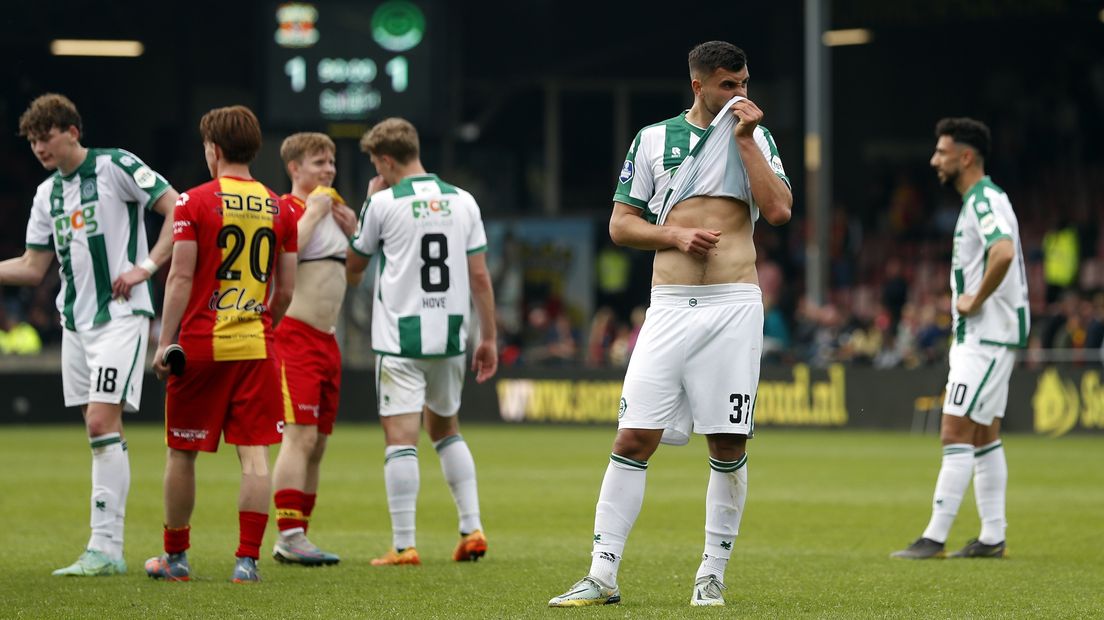 Teleurstelling bij FC Groningen-spelers na het laatste fluitsignaal