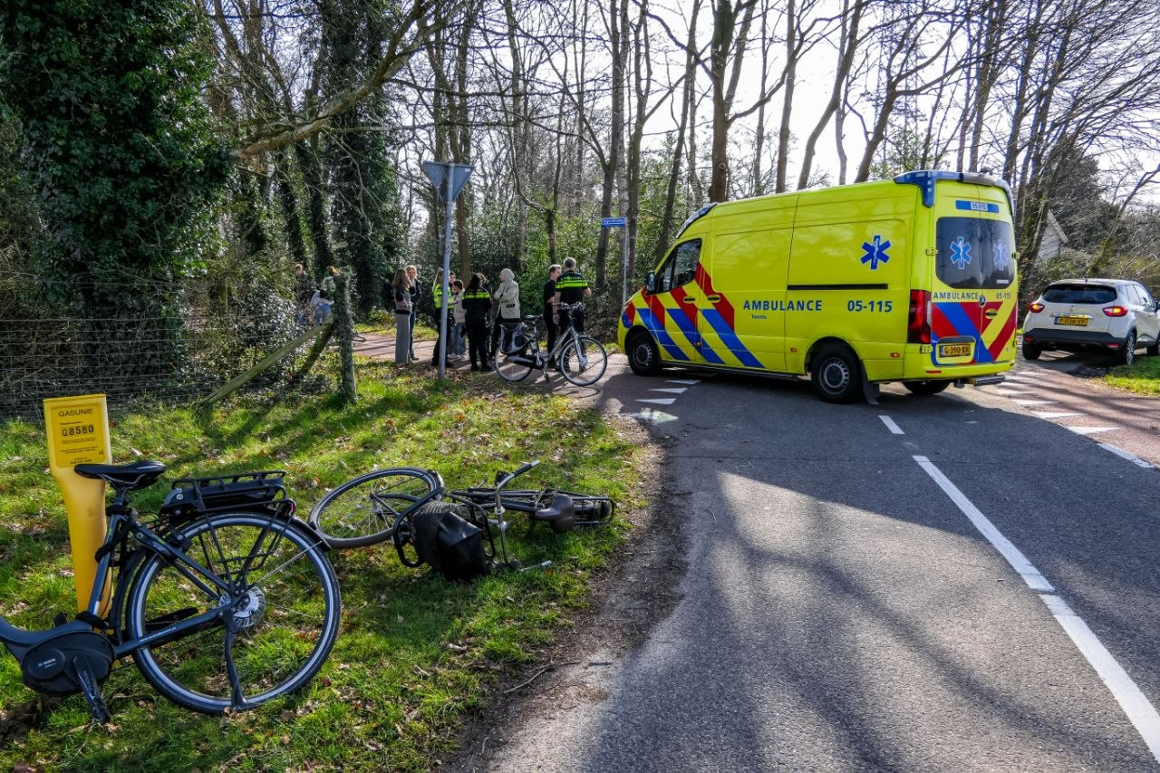 Fietser gewond na botsing met andere fietser op kruising Enschede.
