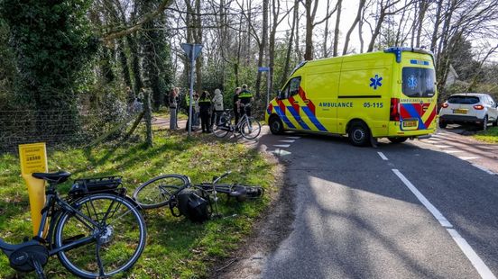 Fietser gewond na botsing met andere fietser op kruising Enschede. Fietser gewond na botsing met andere fietser op kruising Enschede.