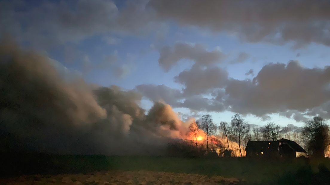 Gigantische rookwolken boven Heinkenszand door brand in aardappelloodsen