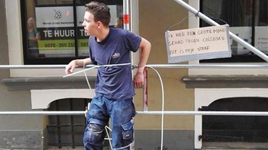 Danni vastgebonden aan een bouwsteiger in Deventer