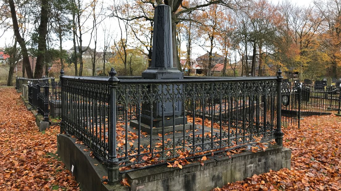 Eindelijk restauratie voor het gietijzeren graf van de welgestelde familie Van Bulderen-Servatius (Rechten: Margriet Benak / RTV Drenthe)