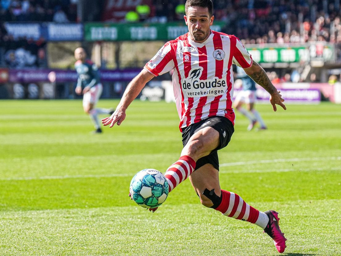 Mica Pinto in actie tijdens de stadsderby tegen Feyenoord