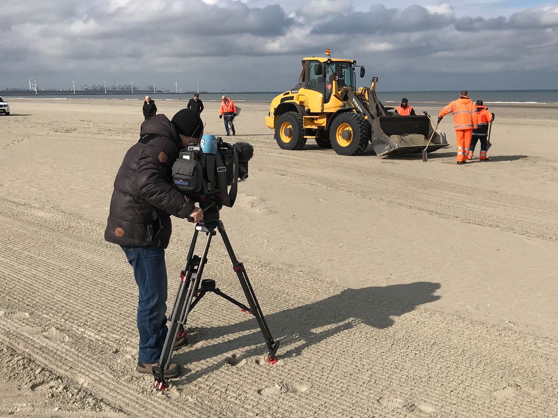 De schoonmaakwerkzaamheden op het strand