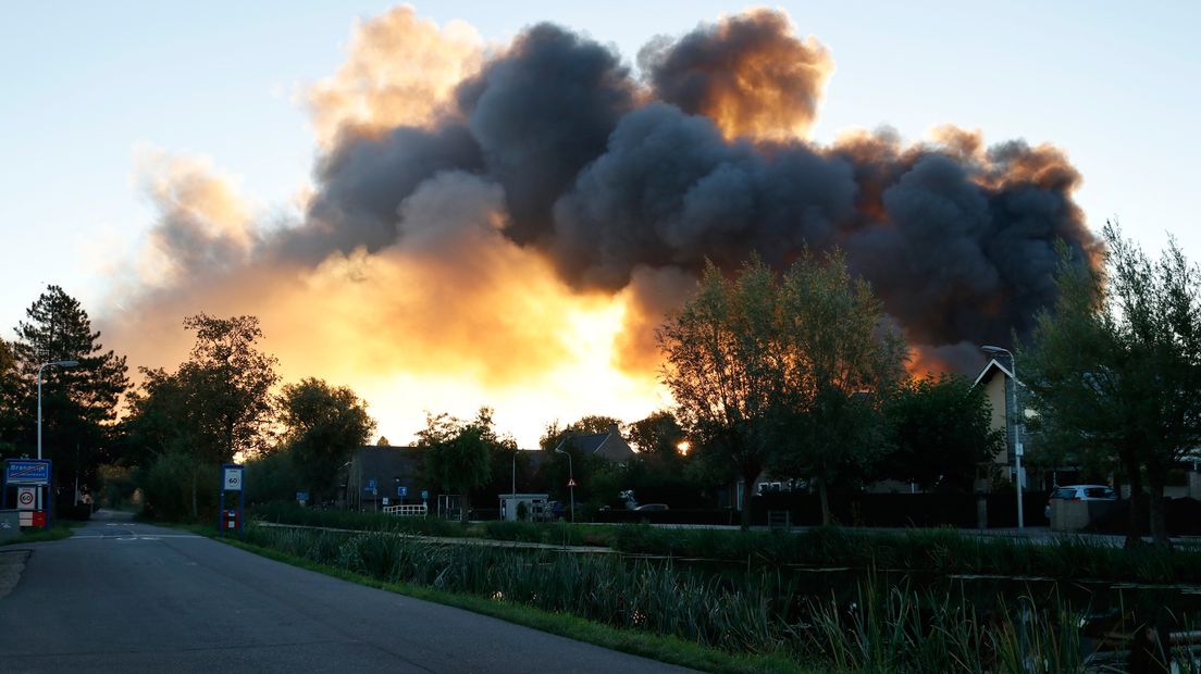 Rookpluimen bij de brand in Molenaarsgraaf.