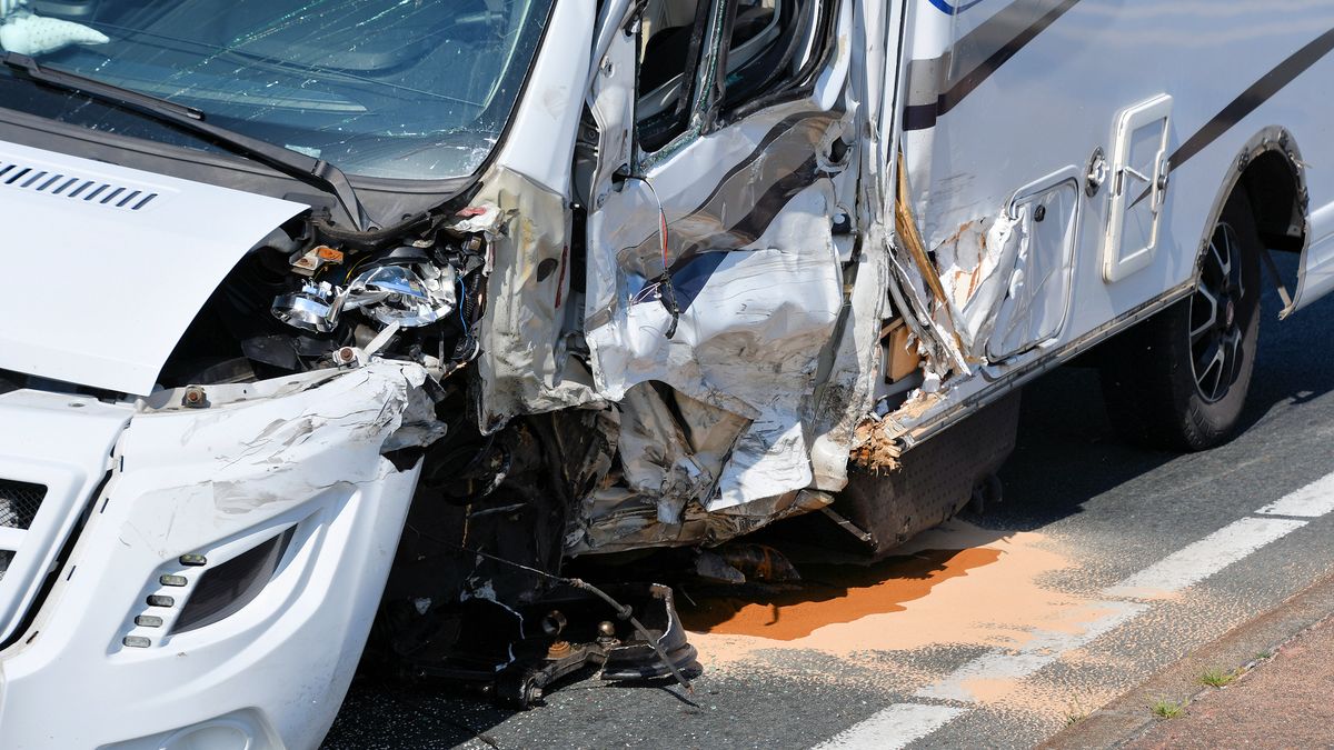 Twee gewonden bij frontale botsing op N253 bij Oostburg